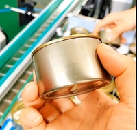 Machine de scellage automatique de boîtes de conserve contrôlée par PLC pour la production de liquides (confiture, boisson, miel, shampoing) sur ligne de production de haute précision