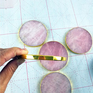 Posavasos de ágata de geoda de piedra de cristal de cuarzo rosa al por mayor posavasos de ágata rosa con forma de corazón redondo con adorno dorado - Product Image 6
