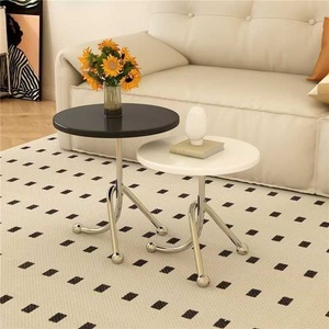 Table basse d'angle moderne et minimaliste de style nordique en acier durable avec plateau en bois de cerisier, idéale pour salon, côté canapé ou comme mini table de chevet. - Product Image 1
