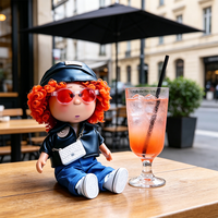 Poupée tendance aux cheveux bouclés orange, manteau en fourrure, mini sac appareil photo, short en jean bleu, lunettes de soleil – Poupée de collection à la mode pour filles