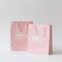 Sac en papier kraft rose de luxe personnalisé avec logo en relief argenté pour vêtements marques lunettes montres accessoire de mode