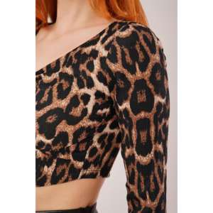 Blouse basique à imprimé léopard en gros avec un design froncé à l'avant pour les tenues de soirée - Product Image 2