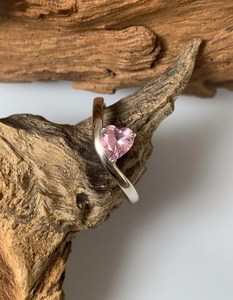 Bague minimaliste en or blanc 14 carats avec pierre précieuse naturelle / diamant de laboratoire en forme de cœur - Product Image 2