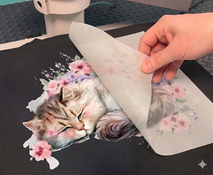 สติ๊กเกอร์รีดร้อน PET สำหรับงานพิมพ์ลายเสื้อผ้าและสิ่งทอ ลายแมวและดอกไม้  สามารถรีดติดได้ง่าย - Product Image 1