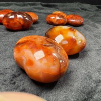 Vente chaude sculpté à la main grand cristal de guérison spirituelle artisanat cornaline coeur pierre de palmier pour cadeau ou ornement