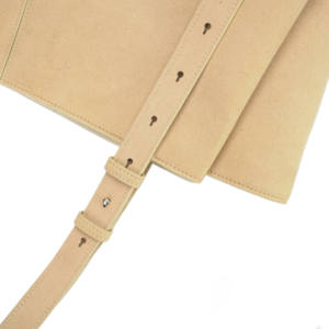 Sac fourre-tout minimaliste en daim beige avec détail de sangle réglable - Product Image 5