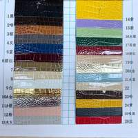 Vente en gros de rouleaux de tissu en cuir synthétique gaufré à motif brillant de crocodile en PVC pour la fabrication de sacs