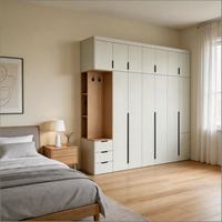 Armoire moderne de luxe blanc crème à 6 portes avec hub latéral intégré et tiroirs, système de rangement modulaire pour chambre à coucher