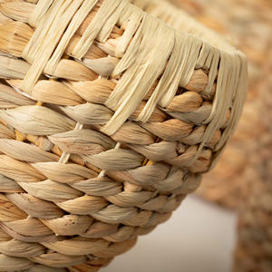 Cesta ecológica de jacinto de agua natural, hecha a mano, cubierta tejida para macetas, contenedor decorativo de almacenamiento para el hogar estilo boho. - Product Image 2