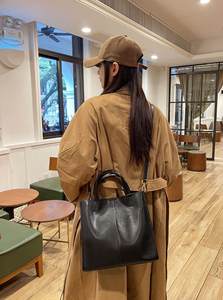 Nouveau Sac Seau Vintage Printemps-Été 2025 - Sac à Main <span class=keywords><strong>en</strong></span> Cuir Véritable Grande Capacité <span class=keywords><strong>en</strong></span> Cuir de Vachette Pleine Fleur, Porté Épaule ou Croisé - Product Image 4