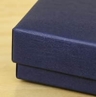Boîte cadeau rigide en carton écologique bleu foncé à ouverture par le haut, simple, pour le rangement de bijoux professionnels, couleur unie personnalisée