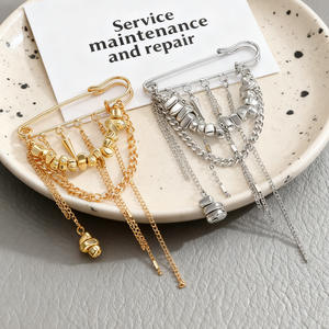 Broche de Clip de Papel Plateado Triturado con Cadena, Borla y Remaches - Accesorio de Moda <span class=keywords><strong>para</strong></span> Solapa de Blazer - Product Image 1