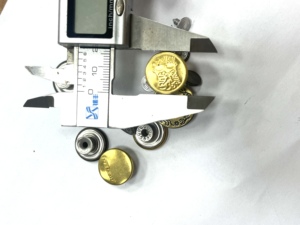 Phong Cách Hiện Đại Biểu Tượng Tùy Chỉnh Kẽm Hợp Kim Bìa Đầy Màu Sắc Chân Kim Loại Snap Nút Cho Quần Áo Áo Khoác Báo Chí Phụ Kiện May Mặc Nút - Product Image 6