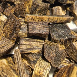 Eco010 Legno di Agar di Hainan, Oud di Guangdong, Scaglie 3A 8-12 Anni, Granuli Piccoli Naturali Senza Additivi per Aromaterapia, Venduto al Chilo - Product Image 3