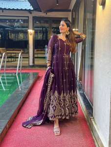 Costume Anarkali de créateur traditionnel de qualité supérieure en coton avec broderie pour fête de mariage pour femmes - Product Image 2