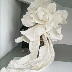 Scenografia di scena di scena di nozze oggetti di scena giganteschi fatti a mano in carta artistica a forma di onda nastro lungo - Product Image 2