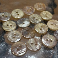 Tombol pel putih cangkang alami asli tombol laut Mutiara 2 lubang 16L 18L 20L 24L T2 T3 ketebalan putih ibu tombol mutiara