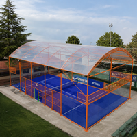 Terrain de padel modulaire abrié avec toit, protection UV et anti-pluie, structure résistante au vent de niveau 8, matériau en acier galvanisé à chaud