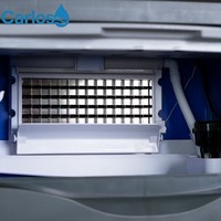 Machine à glaçons cubiques premium refroidie par air, produisant des glaçons cristallins solides pour les opérations de pubs et de salons de thé.
