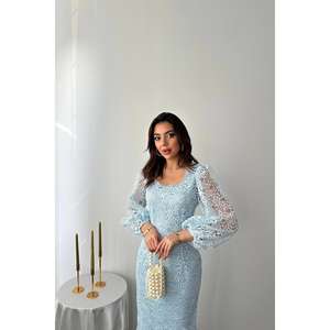 Vestido de Fiesta de Talla Grande Azul Bebé con Detalles de Guipur y Encaje, Lentejuelas, Volantes, Perlas y Decoraciones Florales, Estilo Línea A, Venta al por Mayor - Product Image 3