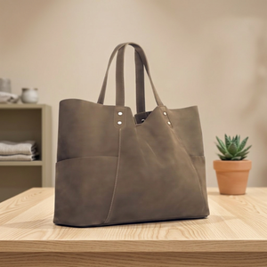 Pochette de luxe en cuir véritable pour femme, résistante à l'eau, élégante, avec logo personnalisé, design durable et léger, par BS INTERNATIONAL - Product Image 3
