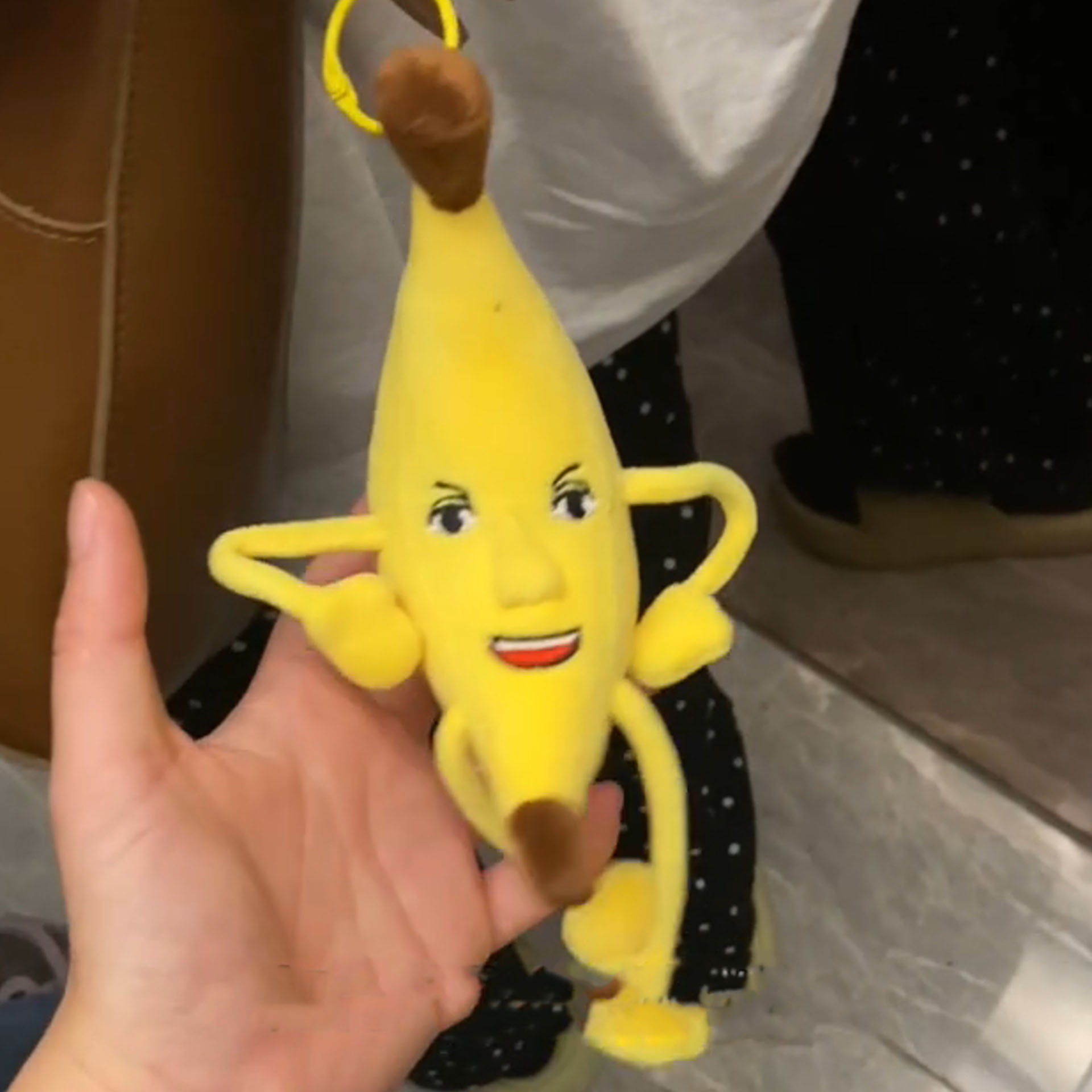 大きなバナナペンダントがぬいぐるみを歌うクリエイティブ