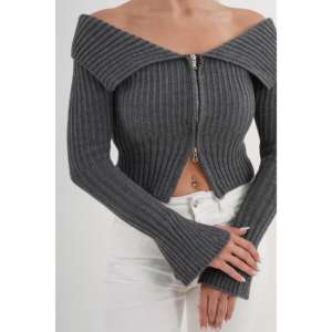 Blusa de Punto con Cuello Madonna y Cierre Completo para Mujer, Color Antracita, Suave, Sexy, Estilo Club - Product Image 1