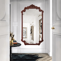 Miroir mural décoratif de style rococo inspiré de Louis XVI, sculpté à la main, avec finition rouille oxydée sur bois d'acajou, pour hôtel de luxe ou villa.