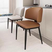 Chaise de salle à manger moderne à dossier incurvé, revêtement en cuir beige, pieds légers en acier inoxydable, mobilier minimaliste pour la maison