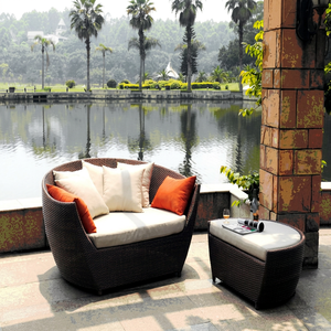 Chaise longue d'extérieur moderne en rotin PE avec coussins, dossier solide, design contemporain pour l'ameublement de patio - Product Image 1