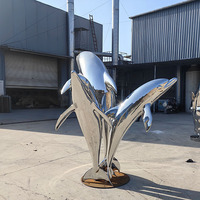 Sculpture d'art de dauphin en métal poli sur mesure, grande taille, style moderne, pour décoration extérieure de station balnéaire.