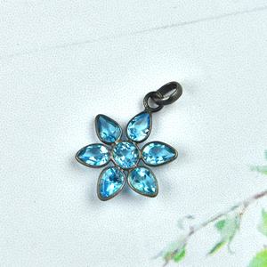 Colgante de Plata de Ley 925 Hecho a Mano con Baño Negro, con Topacio Azul Natural de 4x6mm en Forma de Pera y Gema Redonda de 4mm con Engaste de Bisel - Product Image 5