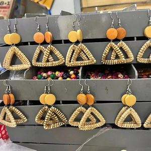 Boucles d'oreilles pendantes en rotin tressé triangulaires en laiton, faites à la main, style bohème naturel, bijoux pour enfants pour anniversaire - Product Image 1