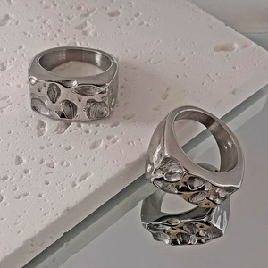 Anillo Ancho de Acero de Titanio para Hombre, Color Gris Plateado, Textura Irregular de Cráter de Meteorito, Joyería de Moda, Regalo - Product Image 1