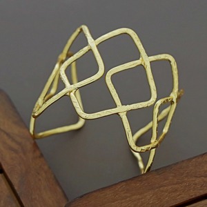 Bracelet jonc ouvert en laiton poli doré Swarali, avec cadre géométrique en diamant, toucher réel - Product Image 3