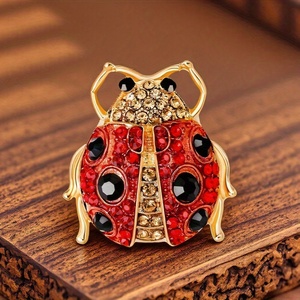 Spilla a forma di <span class=keywords><strong>scarabeo</strong></span> rosso <span class=keywords><strong>portafortuna</strong></span>, corpo in metallo artigianale con finitura a vortice dorato, chiusura a spilla di sicurezza, spilla smaltata, spilla originale da donna - Product Image 6