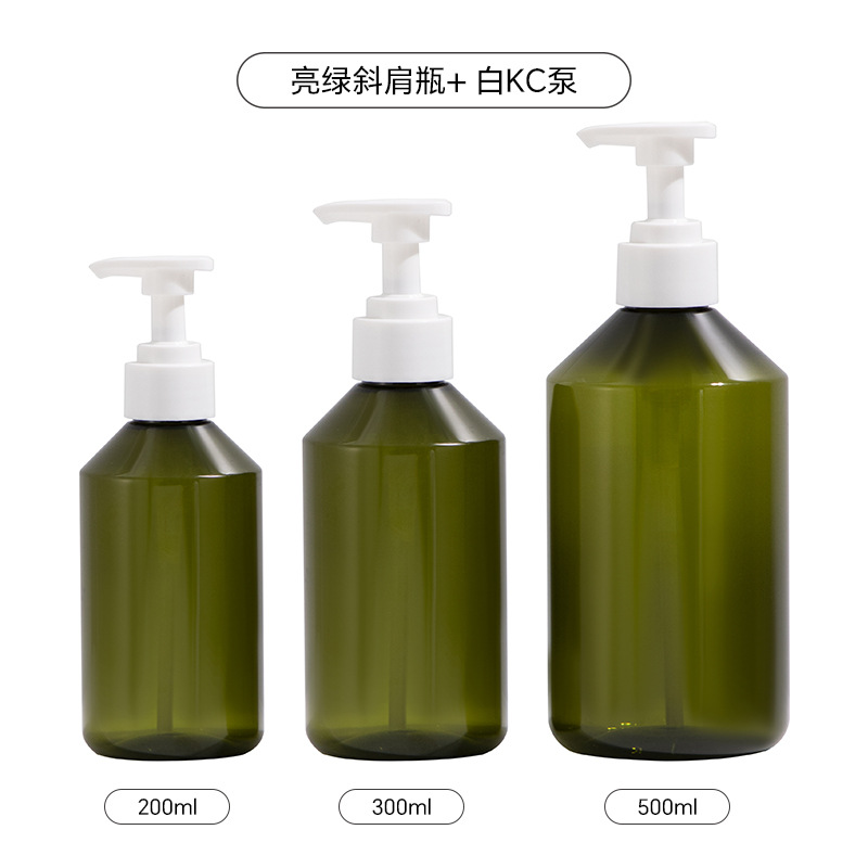 ขวดสีเขียวสดใสพร้อมปั๊ม KC สีขาว