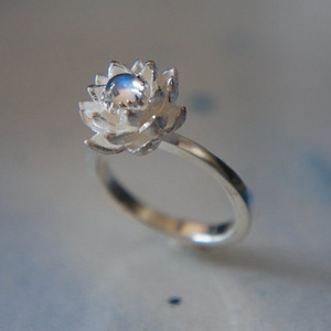 Anello floreale minimalista da donna con design scintillante intarsiato, elegante gioiello alla moda per tutti i giorni - Product Image 1