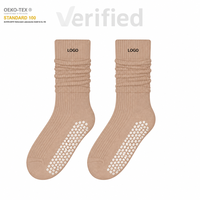 Chaussettes de yoga et de pilates pour femmes, personnalisables avec logo, en gros, de haute qualité, avec logo jacquard au bas et étiquette tricotée, modèle slouchy avec grip