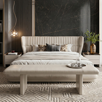 Lit plateforme minimaliste italien avec tête de lit à coutures cannelées, en cuir beige, personnalisable pour chambre à coucher
