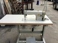 Machine à coudre industrielle à point droit robuste avec moteur, haute vitesse et haute productivité pour l'industrie du vêtement