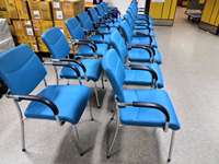 Chaises polyvalentes de bureau de visiteur d'invité de grand projet avec l'accoudoir chaises empilables de conférence de formation en cuir d'unité centrale
