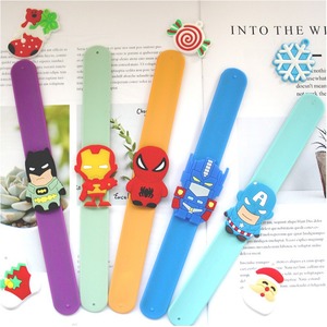 ขายส่งคุณภาพสูงโลโก้ที่กําหนดเอง 3D PVC สแน็ปสายรัดข้อมือไม้บรรทัดclapสร้อยข้อมือซิลิโคนตบสายรัดข้อมือตบสร้อยข้อมือ - Product Image 2