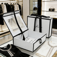 Boîte cadeau rigide de luxe avec logo personnalisé, fenêtre transparente et ruban noir, emballage blanc pour vêtements et cadeaux de luxe