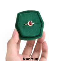 Boîte à bagues hexagonale en velours avec logo personnalisé, emballage de luxe pour bijoux, boîte cadeau pour bague de fiançailles ou de mariage, mini étui de rangement pour bijoux de voyage