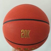 Ballon de basketball laminé Sanhuan de qualité supérieure, taille 7, avec logo personnalisé, idéal pour les marques, les écoles, les clubs, l'entraînement et les matchs professionnels.