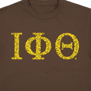 Iota Phi Theta T-shirt graphique marron avec lettres grecques jaunes T-shirt à col rond en coton Fraternité élégante Vie grecque Haut collégial - Product Image 1