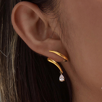 Boucles d'oreilles classiques en acier inoxydable plaqué or 18 carats J&D, forme linéaire ondulée torsadée avec strass blancs