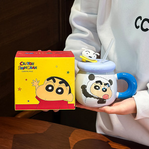 Taza de cerámica de Crayon Shin-chan con tapa y pajita, diseño de dibujos animados en azul y amarillo, para oficina o regalo. - Product Image 2