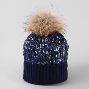 Chapeau d'hiver à <span class=keywords><strong>pompon</strong></span> en <span class=keywords><strong>fourrure</strong></span> de raton laveur <span class=keywords><strong>Bonnet</strong></span> souple pour femmes avec velours Mesdames Chapeau tricoté en <span class=keywords><strong>fourrure</strong></span> véritable Pom Pom Stretchy Chapeau épais et chaud en duvet - Product Image 4